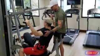 Brunão Sarado fudendo gostoso o cuzinho do novinho da academia