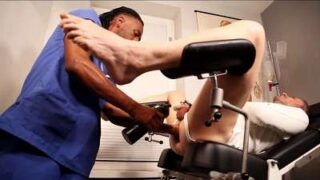 Double fisting in the doctor’s office – Lucio Davoli, Kody McCree, Max Wide