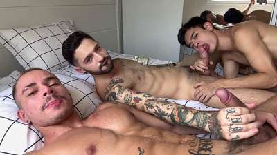 Tattoed hunks fucking a asian Twink – Igor Lucios, Leonaordo & Lucas Dias